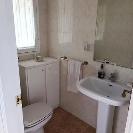 Gran Vivienda Unifamiliar Centrica Y Cercana Al Mar *